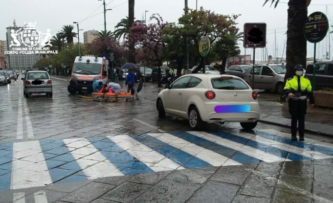 Auto investe pedone in via Roma a Cagliari: un ferito