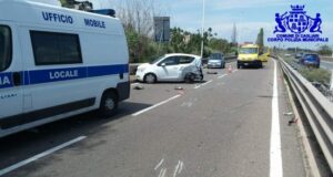 Cagliari, auto impatta su vettura e autocarro fermo in avaria: un ferito incidente