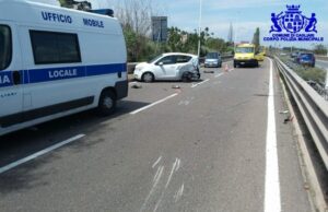 Cagliari, auto impatta su vettura e autocarro fermo in avaria: un ferito incidente