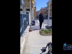 Quartu, disabile non riesce a passare sul marciapiede. La video-denuncia: “Questa è la situazione in via Boito”