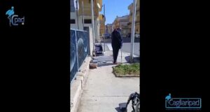 Quartu, disabile non riesce a passare sul marciapiede. La video-denuncia: “Questa è la situazione in via Boito”