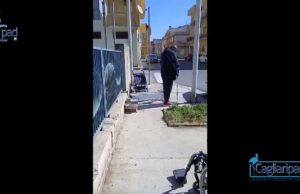 Quartu, disabile non riesce a passare sul marciapiede. La video-denuncia: “Questa è la situazione in via Boito”