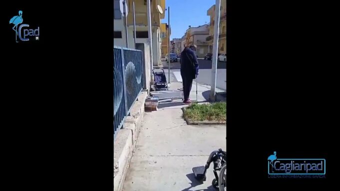 Quartu, disabile non riesce a passare sul marciapiede. La video-denuncia: “Questa è la situazione in via Boito”
