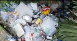 Degrado e montagne di rifiuti davanti al Palazzo della Giunta Regionale