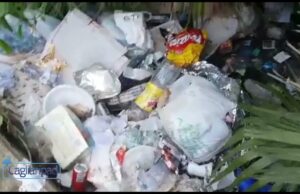 Degrado e montagne di rifiuti davanti al Palazzo della Giunta Regionale