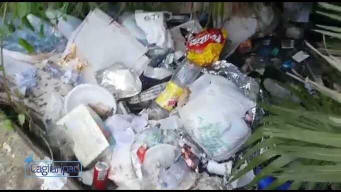 Degrado e montagne di rifiuti davanti al Palazzo della Giunta Regionale