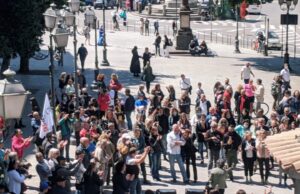 A Cagliari i negazionisti fanno girotondi in piazza mentre le attività sono costrette a restare chiuse. Interrogazione urgente in Consiglio comunale