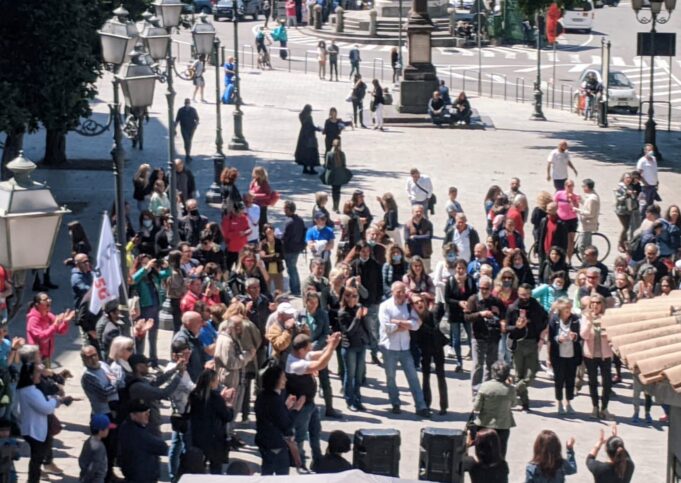 A Cagliari i negazionisti fanno girotondi in piazza mentre le attività sono costrette a restare chiuse. Interrogazione urgente in Consiglio comunale