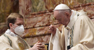 Papa: “Con Covid scandaloso ampliare arsenali, continuare guerre”