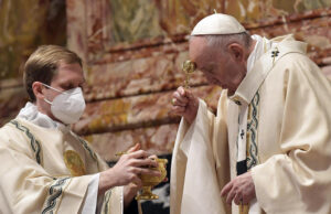 Papa: “Con Covid scandaloso ampliare arsenali, continuare guerre”