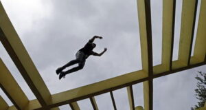 Grave dopo volo da balcone, 17enne faceva parkour