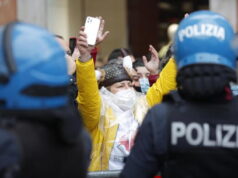 Sit in IoApro: lancio petardi e oggetti verso agenti