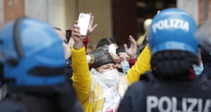 Sit in IoApro: lancio petardi e oggetti verso agenti