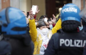 Sit in IoApro: lancio petardi e oggetti verso agenti