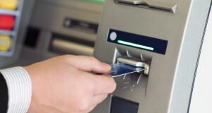 Teulada: incauti prelievi all’Atm con il bancomat rubato, denunciato un 28enne