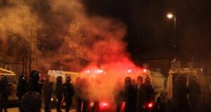 Sesta notte di disordini in Irlanda del Nord: bus dirottato e incendiato a Belfast