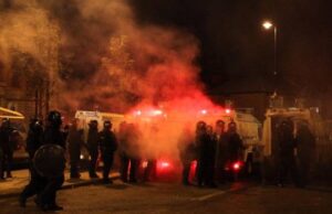 Sesta notte di disordini in Irlanda del Nord: bus dirottato e incendiato a Belfast