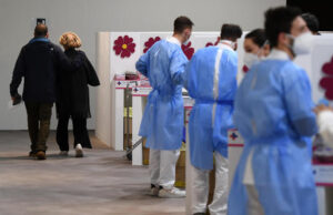 Si presenta all’hub della Fiera al posto del suo amico no-vax, arrestato vaccini