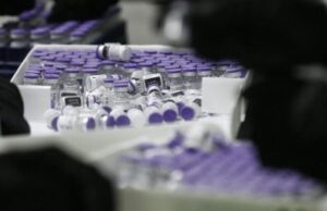 Covid, ore di fila per i vaccini: pazienti fragili e anziani in coda sotto il sole vaccino