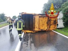 Camion compattatore si ribalta, sul posto i vigili del Fuoco