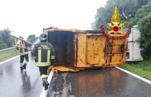 Camion compattatore si ribalta, sul posto i vigili del Fuoco