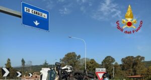 Incidente stradale sulla Ss 729 Sassari-Olbia: furgone ribaltato, ferito il conducente