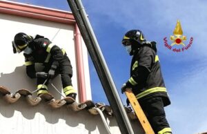 Palo pericolante in strada a Teulada: intervengono i Vigili del fuoco
