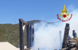 Sassari: incendio alla vecchia laveria dell’Argentiera, fiamme domate dai vigili del fuoco