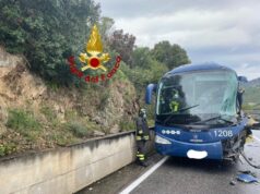 Bus con studenti impatta contro tir sulla statale 125: un ferito