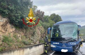 Bus con studenti impatta contro tir sulla statale 125: un ferito