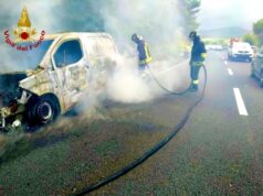 Furgone in fiamme mentre viaggia sulla SS131