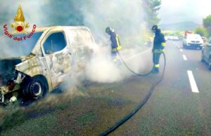 Furgone in fiamme mentre viaggia sulla SS131