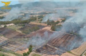 Incendio a Marrubiu: in azione un elicottero del Corpo forestale