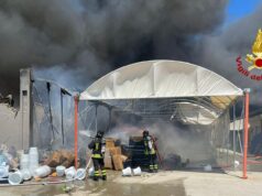 Cagliari, deposito in fiamme nella zona industriale della città