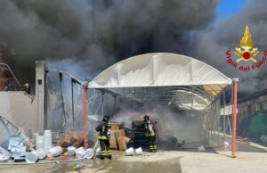 Cagliari, deposito in fiamme nella zona industriale della città