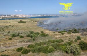 Cagliari, fiamme in località Villa Aresu: in azione un elicottero della Forestale