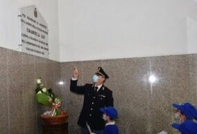 Polizia, Cagliari: Fiori e disegni per Emanuela Loi dai bambini delle scuole elementari