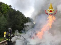 A fuoco auto in transito sulla statale 131 Dcn: sul posto i vigili del fuoco