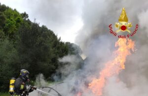 A fuoco auto in transito sulla statale 131 Dcn: sul posto i vigili del fuoco