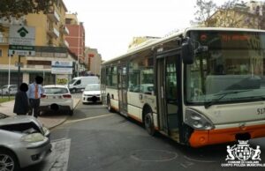 Cagliari, scontro tra un’auto e un autobus Ctm: ferita una 43enne
