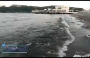 Sacchi degradati sulla battigia del Poetto: “Centinaia di buste abbandonate”