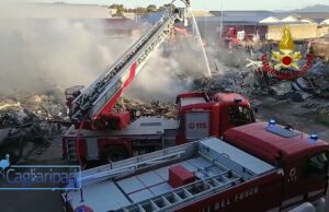 Incendio deposito a Cagliari: vigili del fuoco a lavoro tutta la notte per domare le fiamme