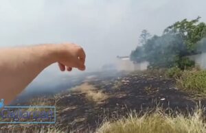 Fiamme vicino alle case a Flumini di Quartu