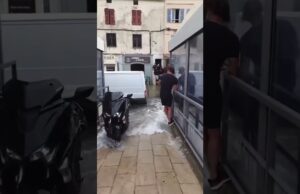 “Mini tsunami” al porto di Bonifacio: decine di negozi allagati in Corsica
