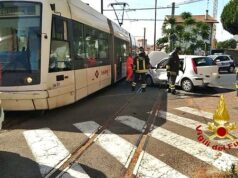 Cagliari, scontro tra auto e metro a Pirri: due feriti