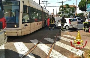 Cagliari, scontro tra auto e metro a Pirri: due feriti