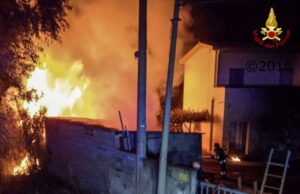 San Quirico, in fiamme deposito agricolo: intervengono i Vigili del fuoco