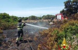 Vasto incendio nell’Oristanese: intervengono i Vigili del fuoco
