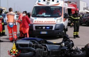 Tragedia a Elmas, scontro tra auto e moto: un morto
