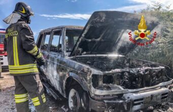 In fiamme fuoristrada a Bonacardo: intervengono i vigili del fuoco